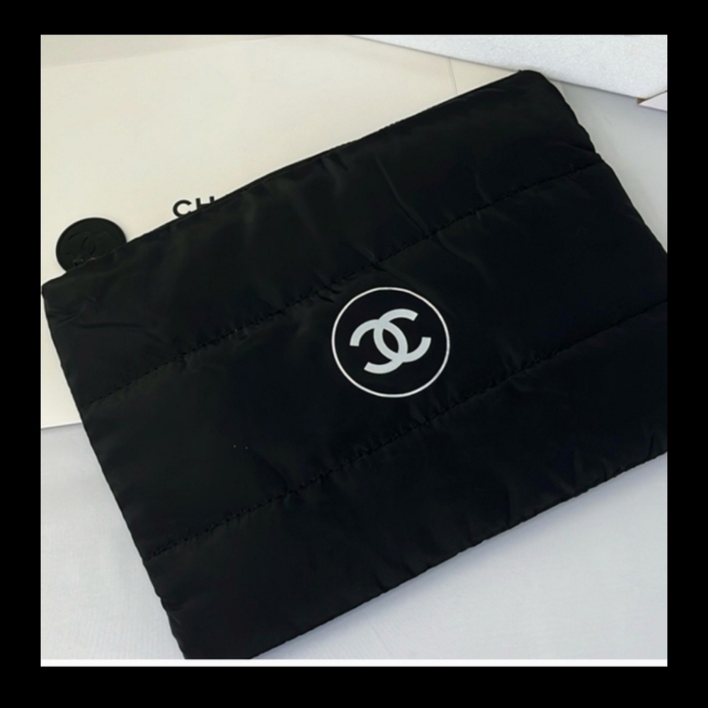 Unique Accessory Essential Pouch Or iPad Case For Protection - Picture 3 of 8